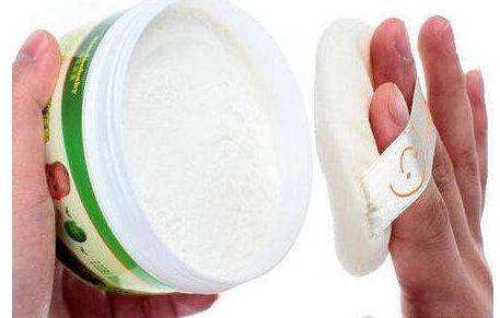 宝宝长痱子用花露水吗,宝宝长痱子用炉甘石反而更严重了