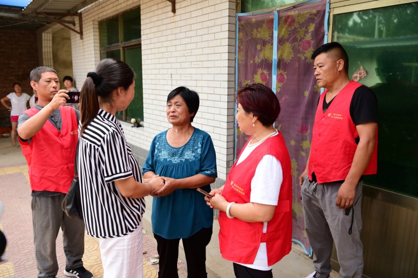 原先你帮别人，现在我们帮你，她躺在病床上为何流出喜悦的泪水？