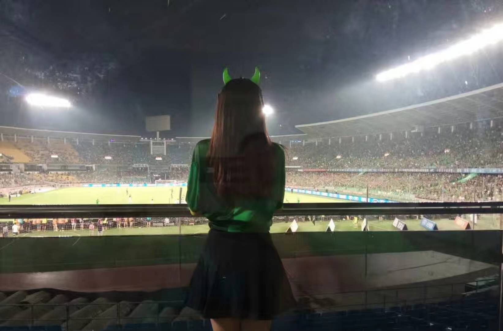 因足球结缘,天下有情人终成眷属,足球是圆的!