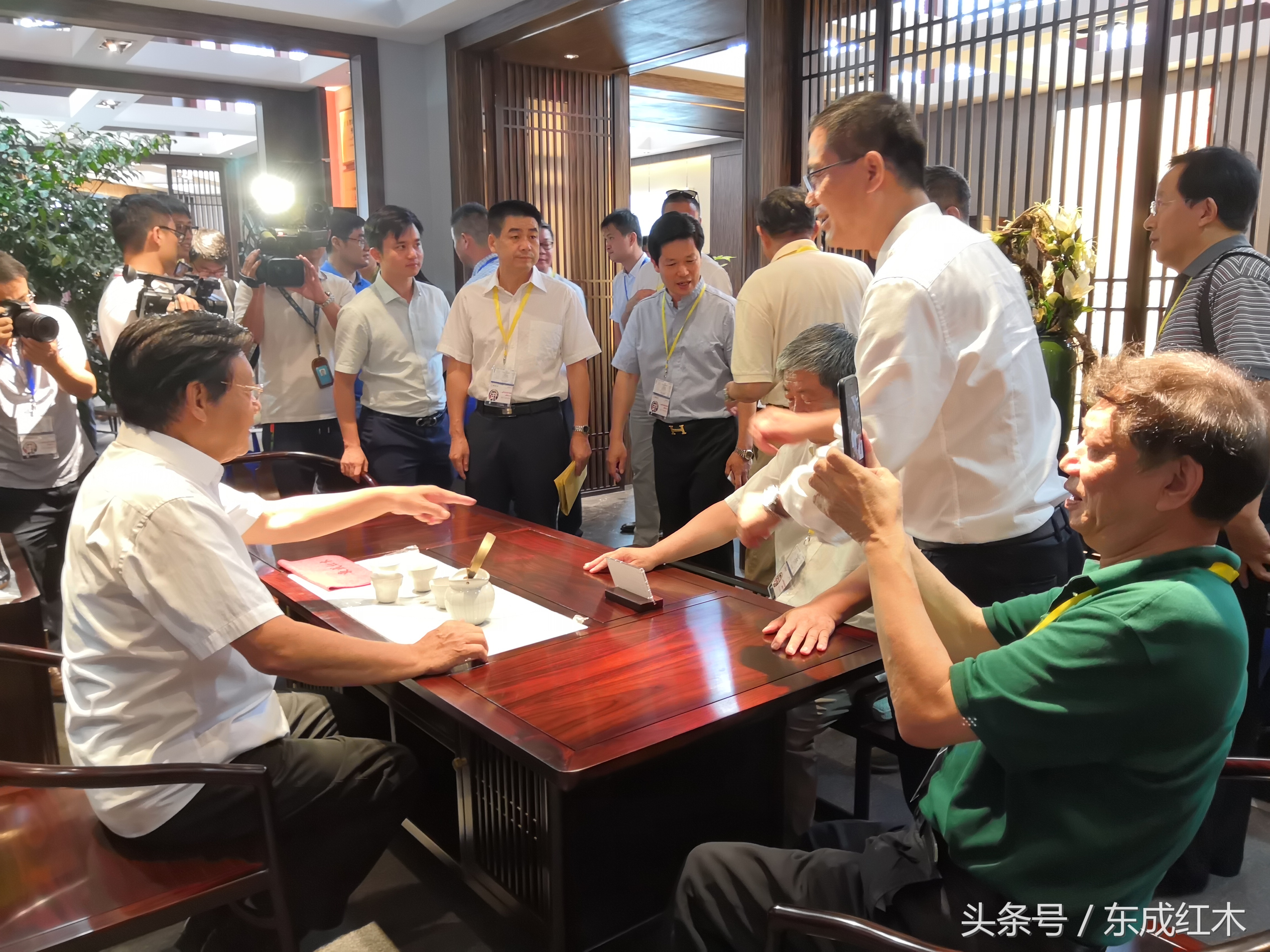 东成红木家具的工艺,广东东成红木家具经典圆台款式