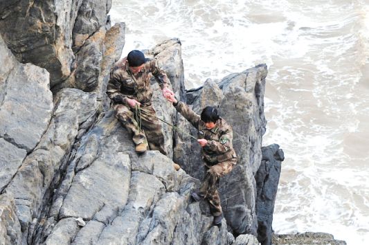 32年如一日坚守开山岛,致敬永远的英雄原版