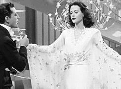 史上第一位全裸的女艺术家，她的智慧比艳照更高明（盘古文化艺术