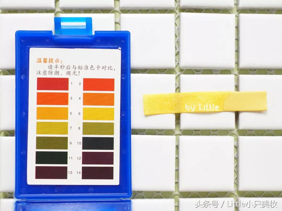 男生在女生的耳朵说悄悄话,男生和男生之间说悄悄话