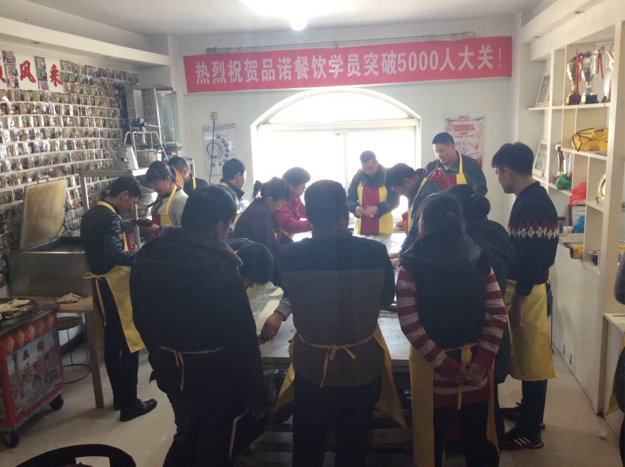 做小吃学技术和加盟哪个比较好,学小吃技术去实体店还是培训