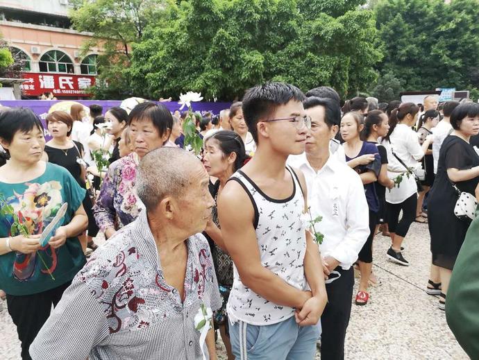 四川逃犯砍杀2警察：误以为仇人藏身派出所疯狂报复