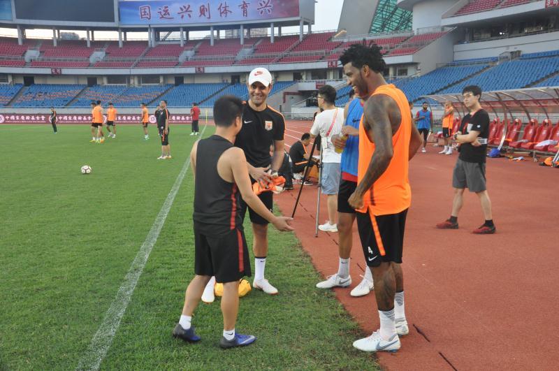 鲁能4:1最新比赛,中超第十七轮重庆对鲁能