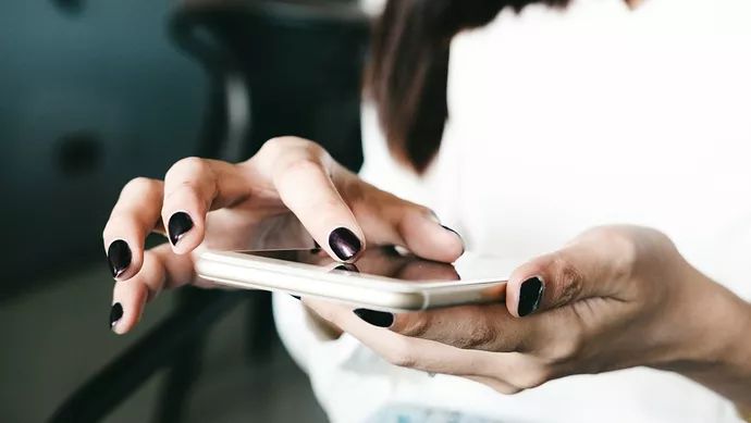 “客户倒胃口，我装不出你要的表情！”95后职场新人凭什么那么傲娇？