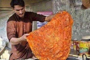 一女孩在印度买冰激凌被导游扔掉,美女去印度吃小吃