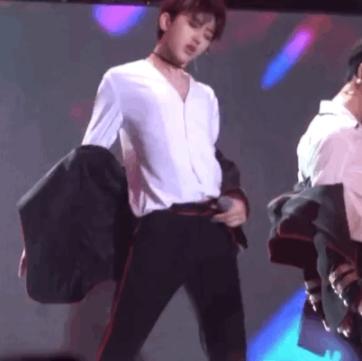 易烊千玺节目被选手diss,易烊千玺和蔡徐坤同框