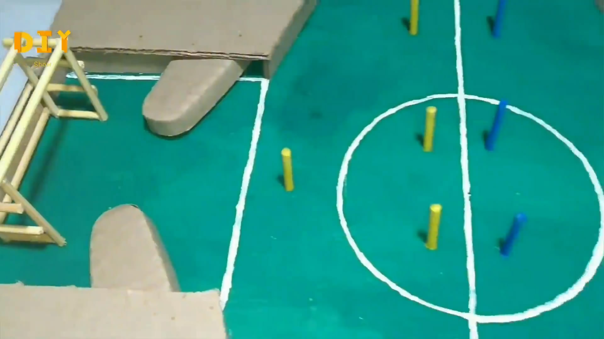 如何用纸板制作弹球游戏,手工达人用纸板自制足球游戏