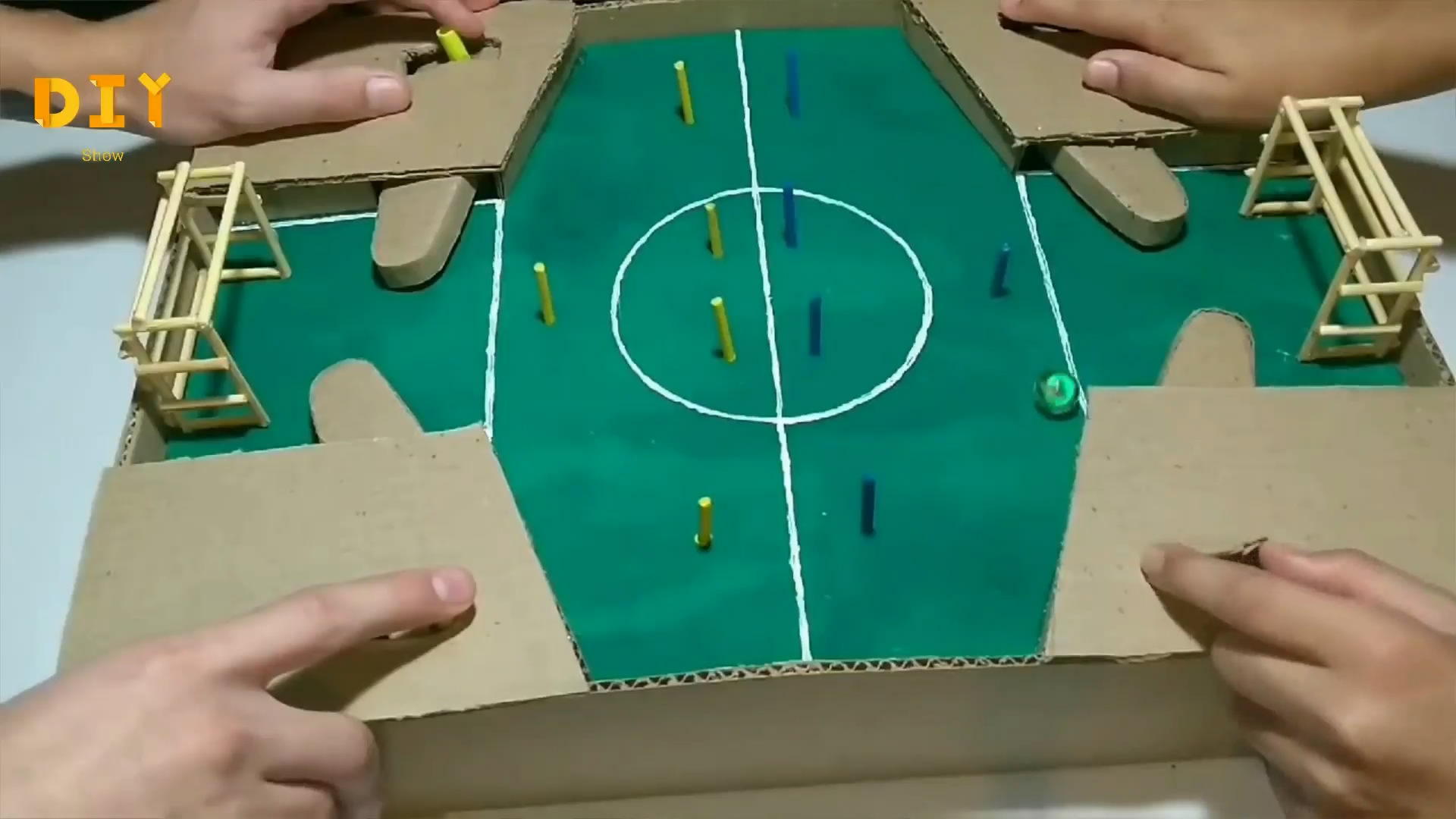 用一个废旧纸箱怎么做踢足球游戏,如何用纸盒制作桌面足球游戏