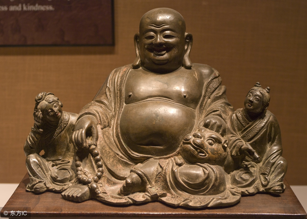 家里供奉菩萨不让外人看见,家中佛堂一般供奉几尊佛和菩萨