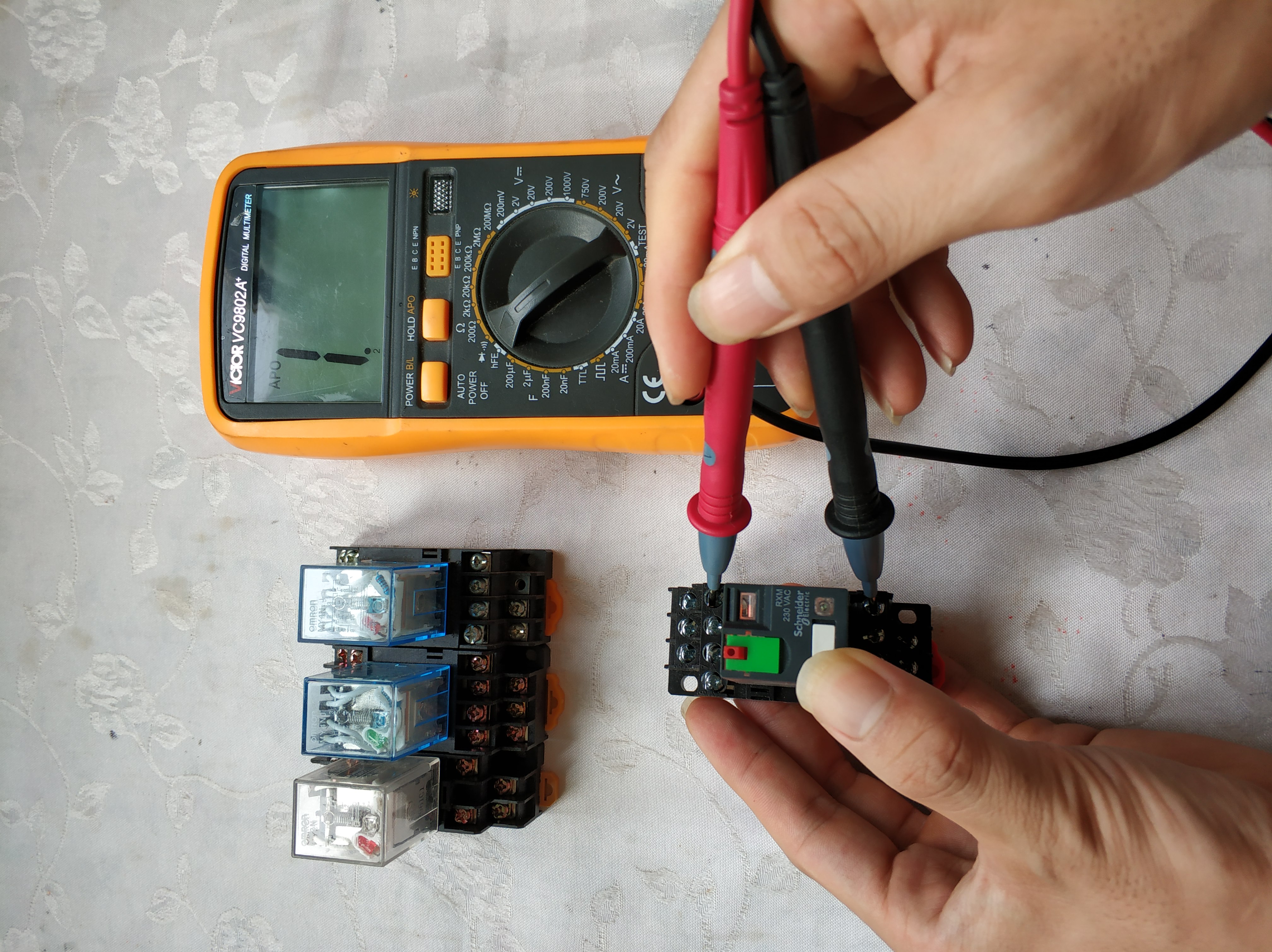 万用表怎么测继电器好坏教程视频,用万用表怎么测量固态继电器好坏