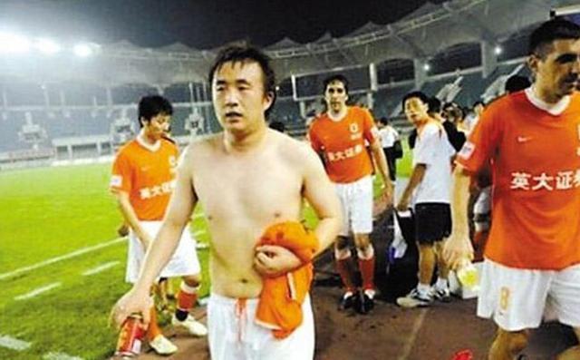 丢人!“白斩鸡”不思悔改,居然铁拳挥向对手,摔跟头自食苦果