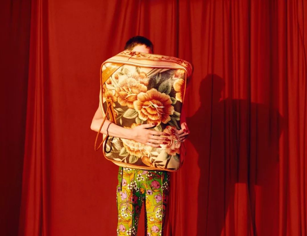 排队买“爆款”的年轻人，和他们的迷茫与不安