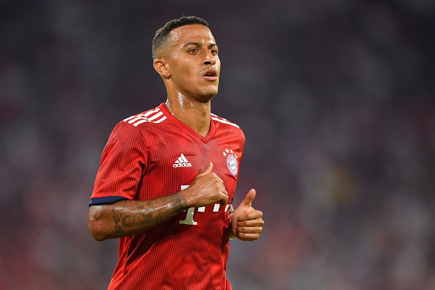 足球主教练被罚到台上,足球名帅主教练阻挡球被罚