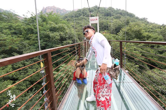 外出旅游跟团好还是自由行划算,跟团旅游有什么缺点