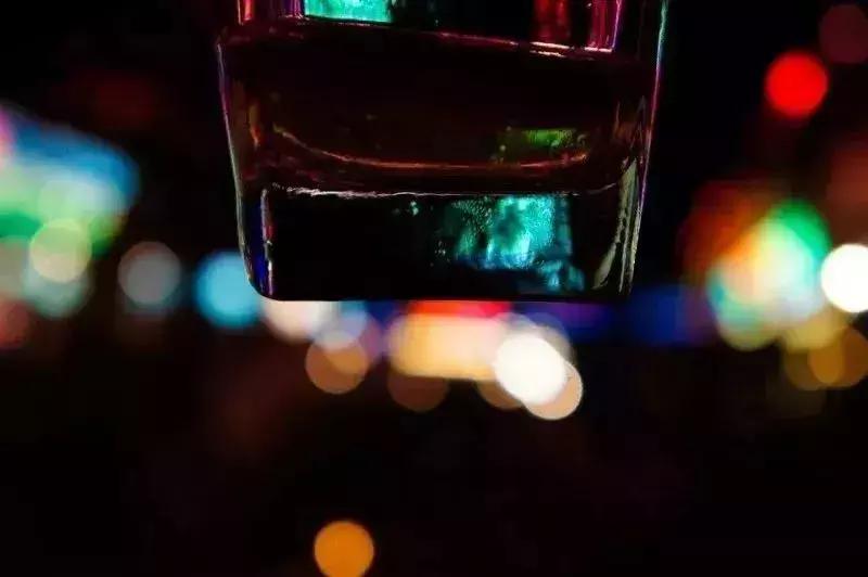 女大学生代理推广京东白条？拿到同学的手持身份证照片后……