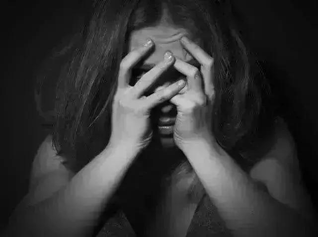 女大学生代理推广京东白条？拿到同学的手持身份证照片后……