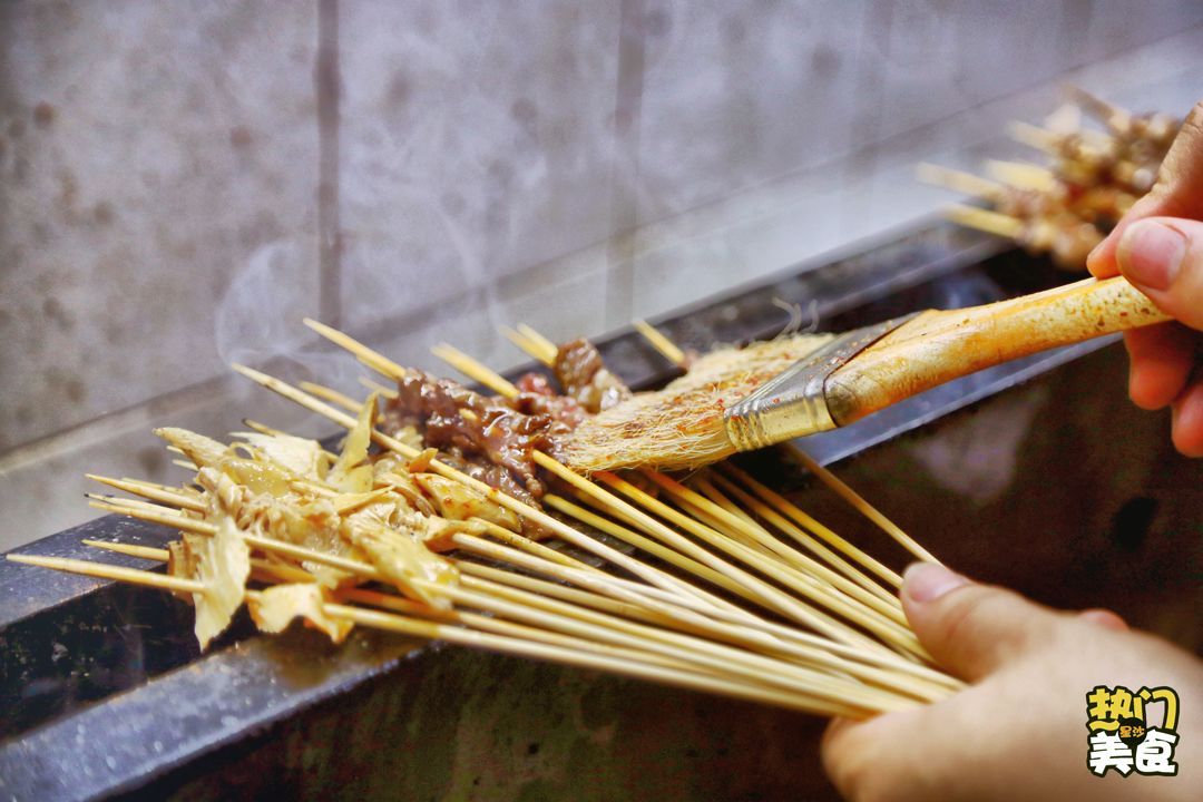 星沙这个老板竟把烧烤店开在远离闹市的偏僻之地，居然还火到不行