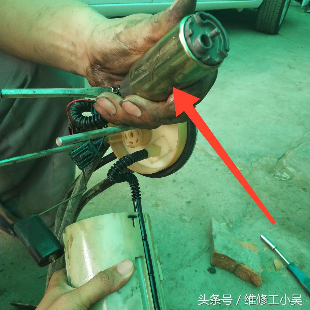 12年21万公里的哈飞被拖回修理厂，车主：拧钥匙无法启动发动机！