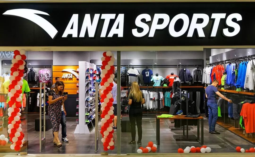 传牛仔品牌Lee将被出售；安踏卷入“抄袭”漩涡；木村拓哉15岁女儿成宝格丽最年轻品牌大使