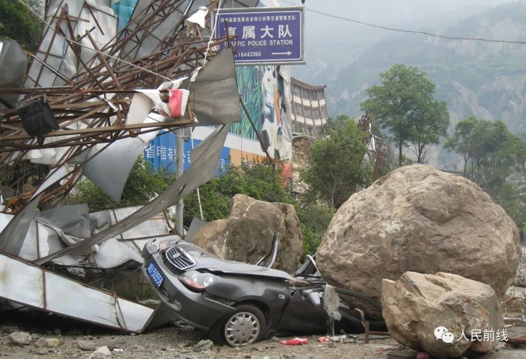 汶川抗震救灾真实影像,十年前汶川地震15名勇士跳伞