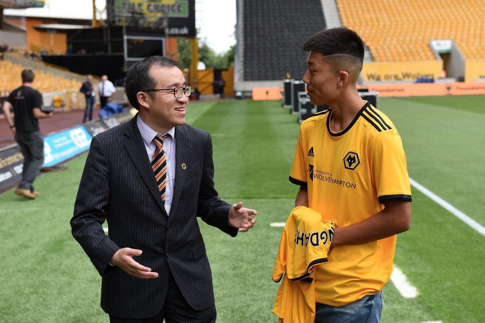 狼队中国小将何朕宇,何荃宇签约狼队了吗