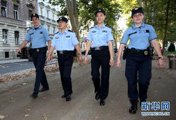 八旬老人溺水后民警救起,年近八旬“老警”勇救落水者