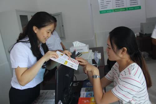 银行柜员一个月一万多,邮政储蓄银行柜员工资一般多少