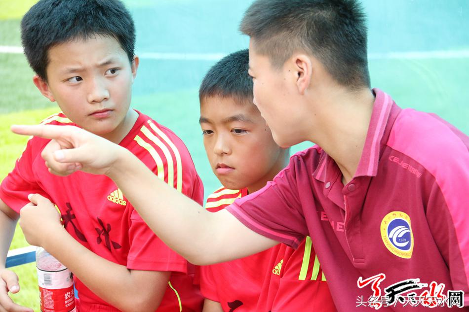 记者采访校运会运动员,天水市第五届运动会足球比赛