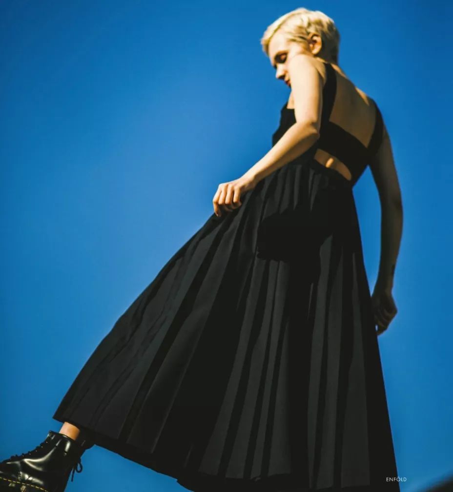 老穿黑色太沉闷怎么搭配,黑色单品怎样穿才能气场全开