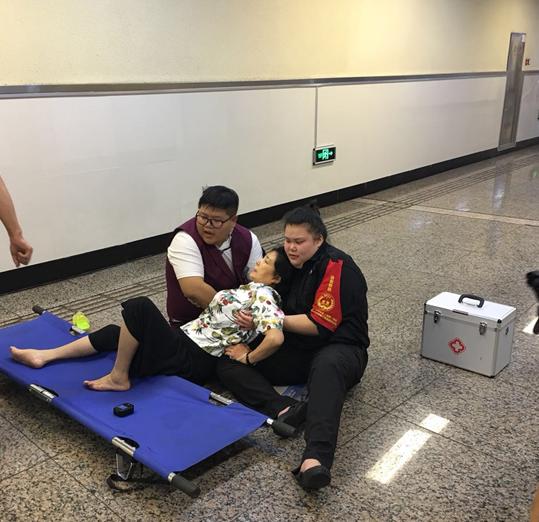 沈阳地铁女安检,沈阳地铁安检小姑娘哭了