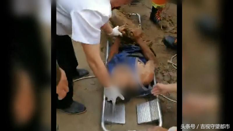 7旬老人坠井消防员井中泡水,八旬老人坠井消防倒挂半小时救出