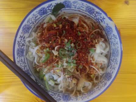 正宗陕西手擀面油泼面,油泼面pk板面