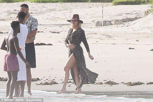 科勒卡戴珊汤普森一起健身,科勒卡戴珊与汤普森亲吻