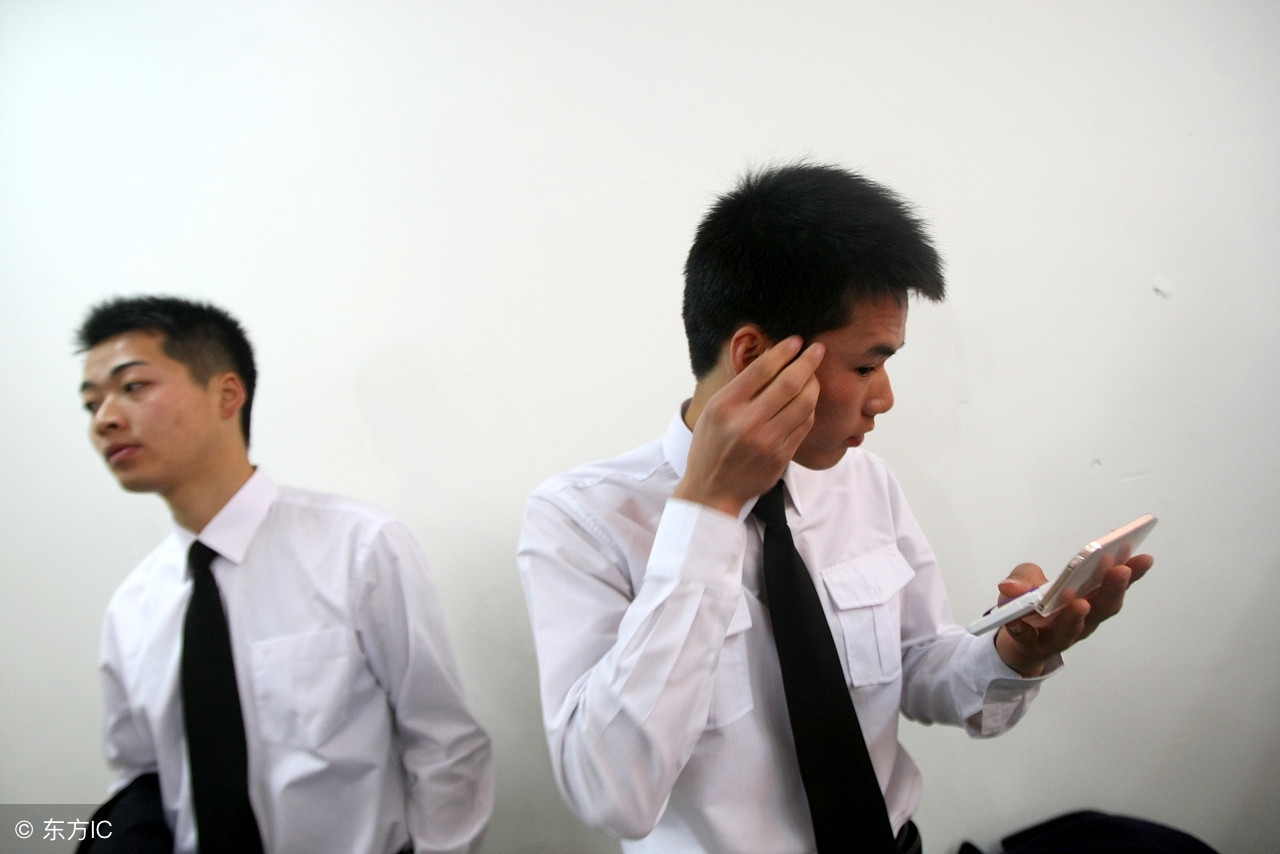 面试坐姿心理暗示,面试坐姿和手势图片