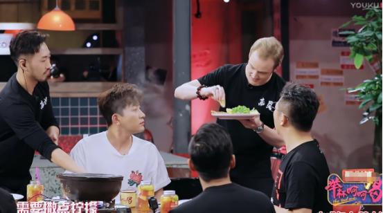 说话是门艺术！《举杯呵呵喝》海泉想撵走店员，却是这样说！