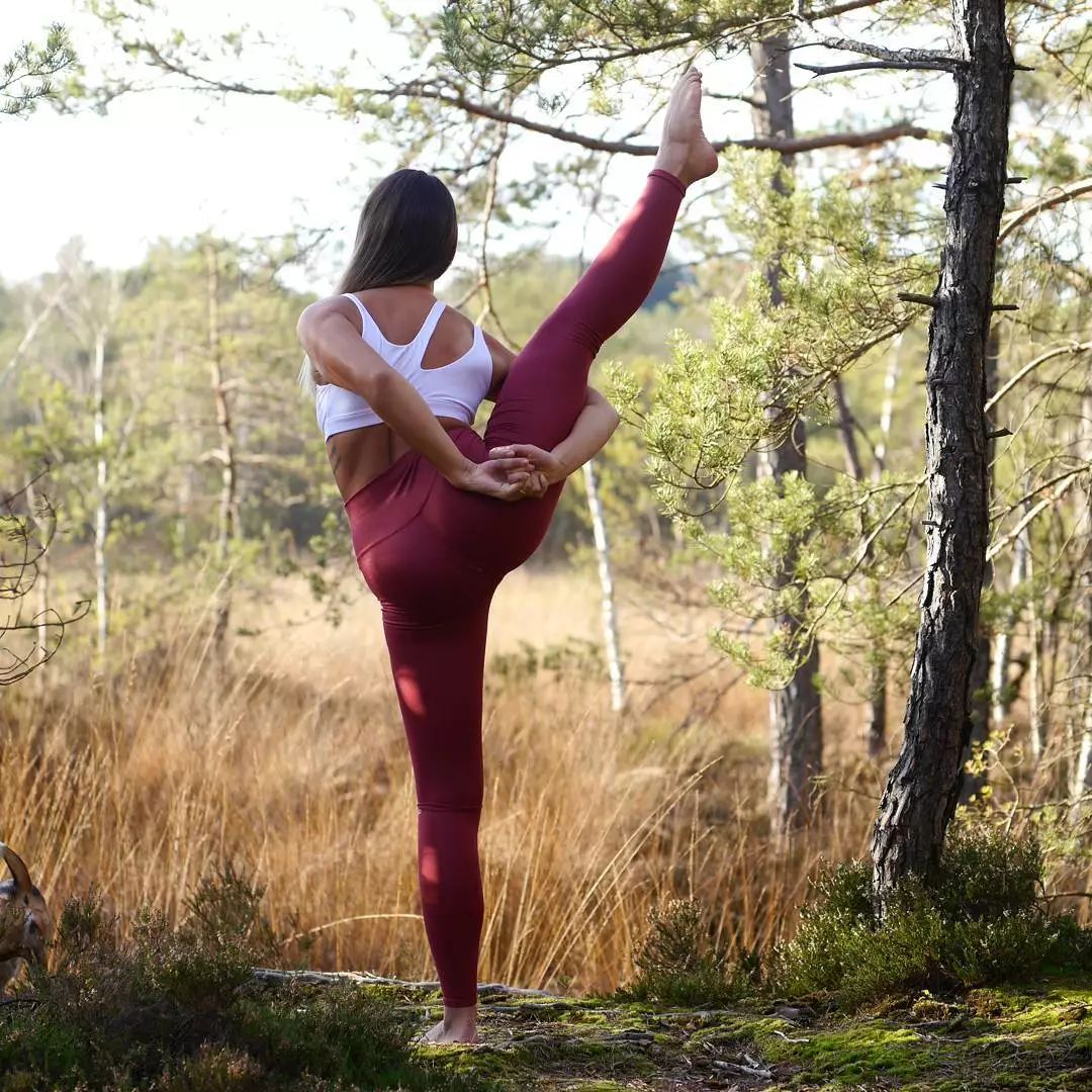 练过瑜伽之后，你的腿绝对够柔软，拉伸幅度不一般