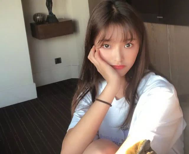 林允蓝色连体泳装,林允晒海边胶片自拍照