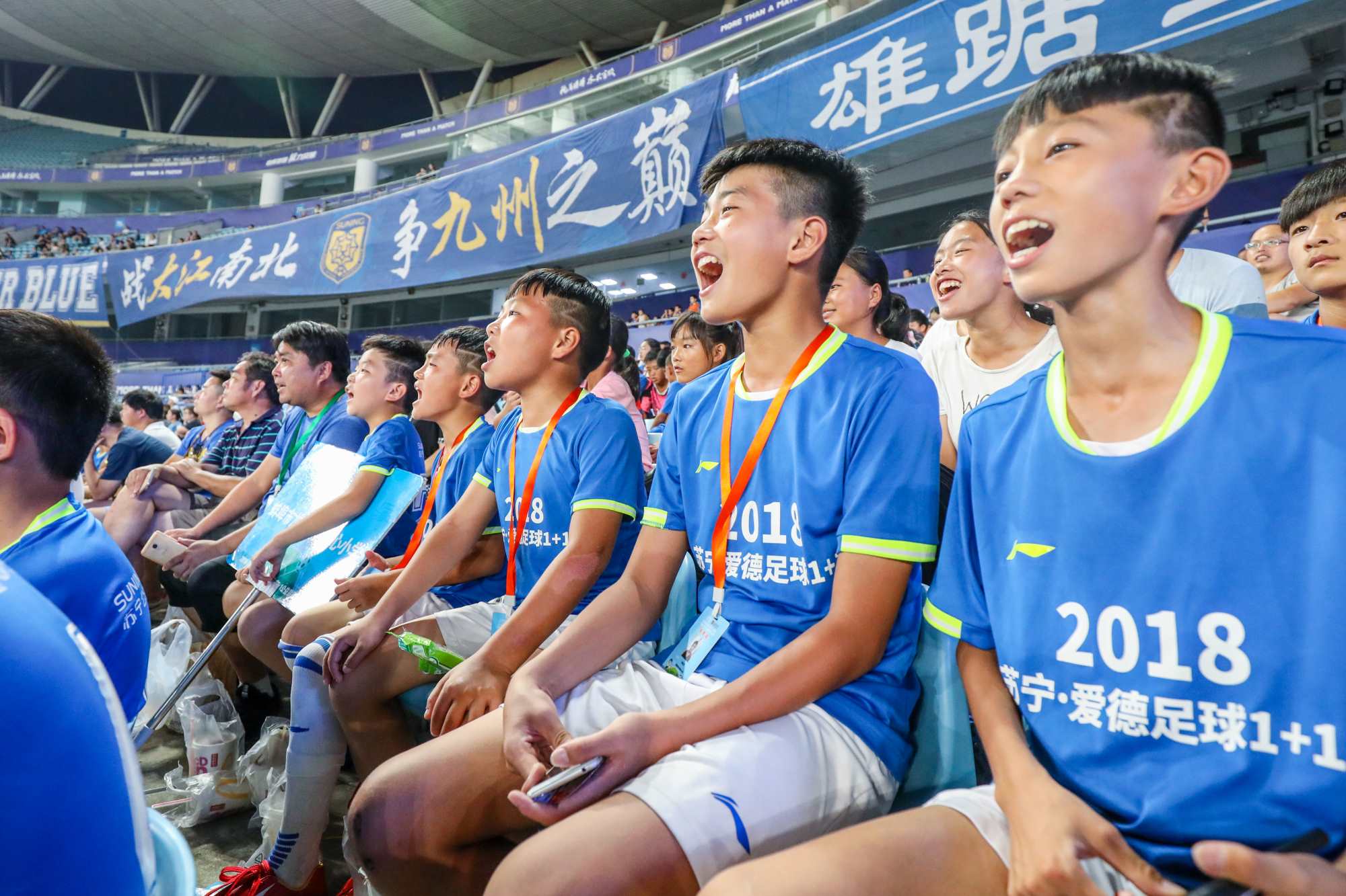 足球少年绿茵场上挥汗追梦,驰骋绿茵球场圆中国足球梦