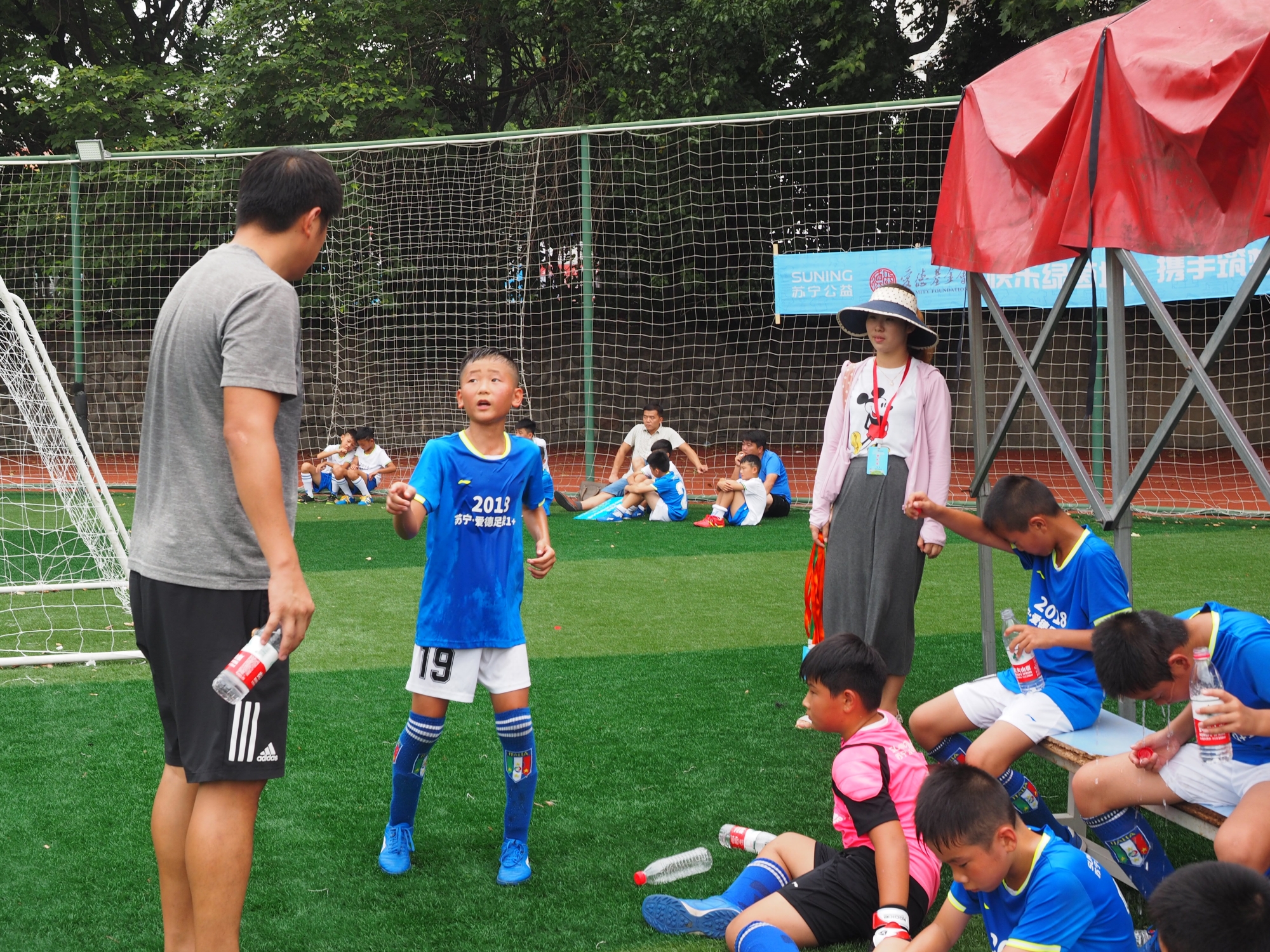 足球少年绿茵场上挥汗追梦,驰骋绿茵球场圆中国足球梦