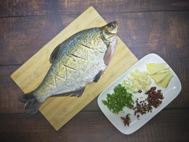 怎么煎鱼粘锅掉皮什么原因,煎鱼掉皮怎么继续做红烧鱼