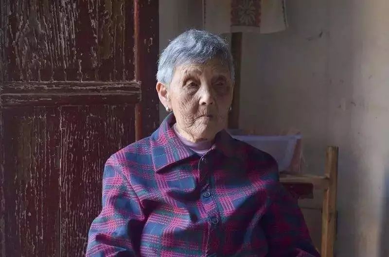 毒打、强奸、*虐性**……他把一个女人的真实故事画成漫画,看到第几张你哭了?