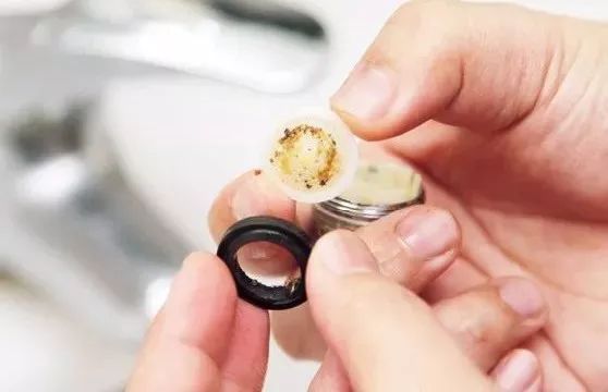 每天8杯水喝到眼瞎,每天8杯水皮肤会怎么样