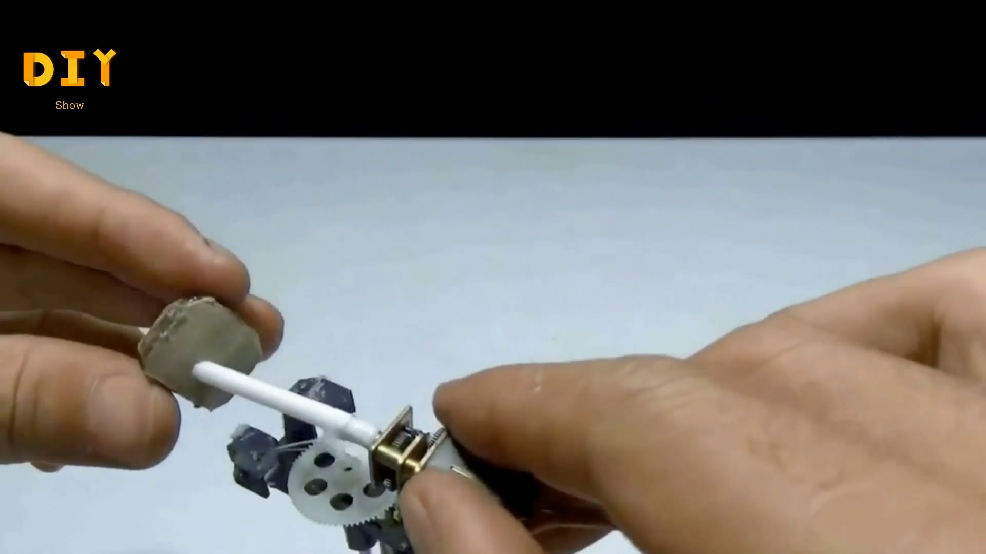 易拉罐怎么制作直升飞机,用易拉罐做可以飞起来的直升飞机