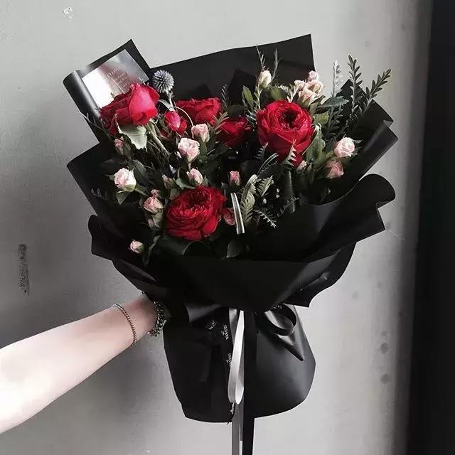 不同颜色玫瑰代表的花语,情人节送自己的玫瑰花语