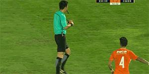 世界杯var裁判介入视频点球,var介入球点球