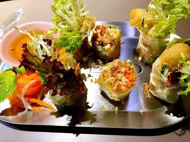 蔡澜开店：2.5小时排队换不来一生难忘的牛肉粉