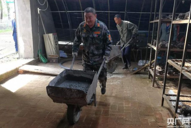 最热时节，他们在为困难群众忙些啥